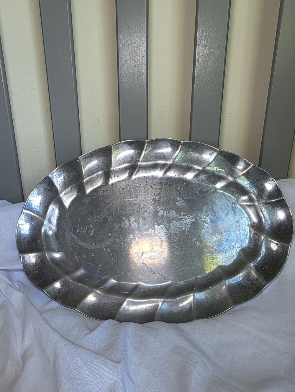 Wilton Armetale Silver-Tone Decorative Medium Sized Oval Serving Platter